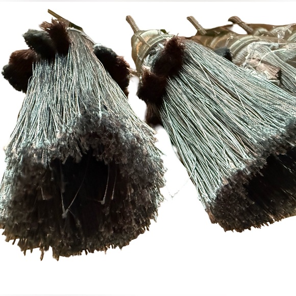 Ashland NWT Beautiful Silver & Blue Silky Large English Romance Tassel Set of 4 - Picture 7 of 8